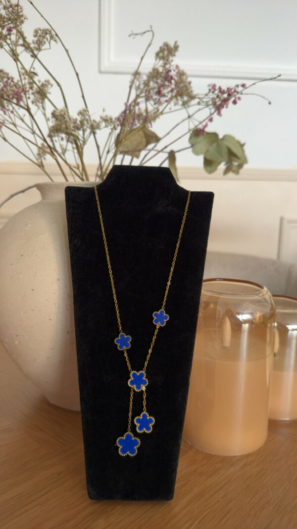 "Emilia" Des fleurs qui pendent, un style qui brille. 🌸✨