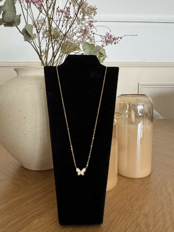 "Aaliyah" Le collier papillon doré qui fera briller ton look