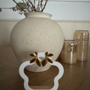 🌿  Soléa   Une fleur dorée qui éclot au creux de l’oreille.