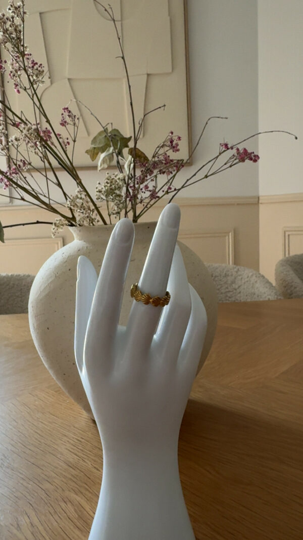 🐚  Onda   Une bague dorée qui capte la lumière comme une vague.