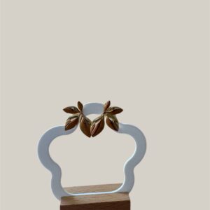 🌿 Soléa Une fleur dorée qui éclot au creux de l’oreille.