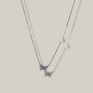 🦋 Papillons d’Argent Deux ailes, deux tailles, une même légèreté.