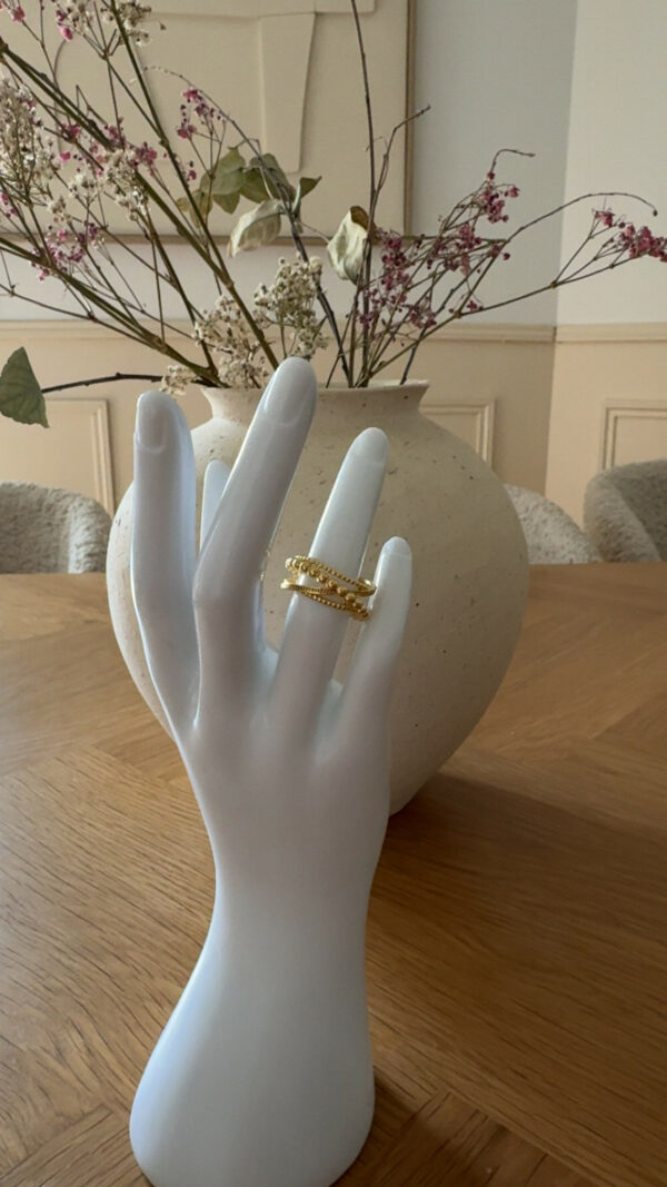 Élise     L’audace dorée au creux de la main. 💍