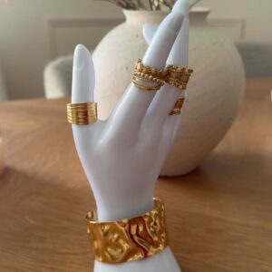 🔥  Solea Cuff     Un éclat doré, une flamme au poignet.