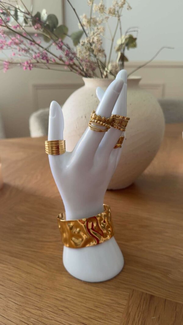 🔥  Solea Cuff     Un éclat doré, une flamme au poignet.