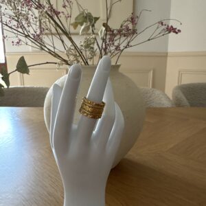 ✨  Éclat Doré   Une bague, cinq éclats. L’élégance en volume.
