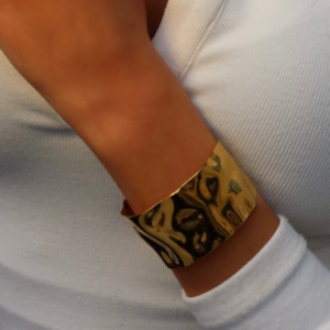 🔥  Solea Cuff     Un éclat doré, une flamme au poignet.